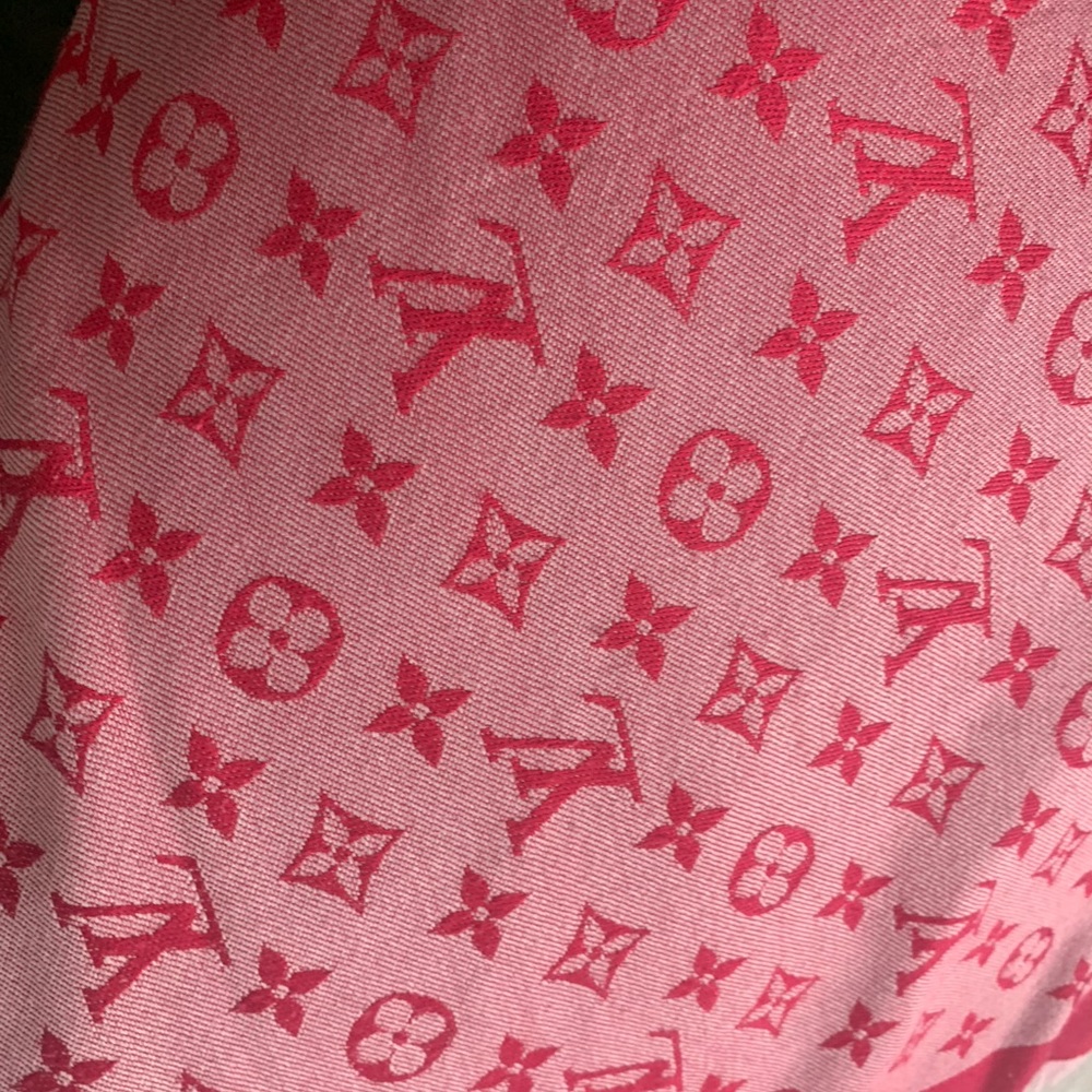 SOLD Authentic Louis Vuitton Shall - Picture 10 of 13